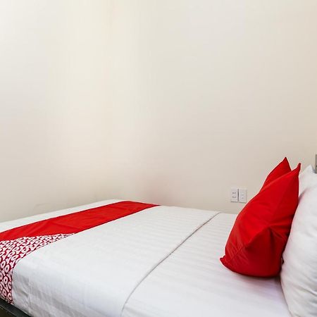 Oyo 438 Small Bay Hotel Хошимин Экстерьер фото