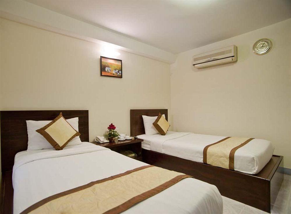 Oyo 438 Small Bay Hotel Хошимин Экстерьер фото