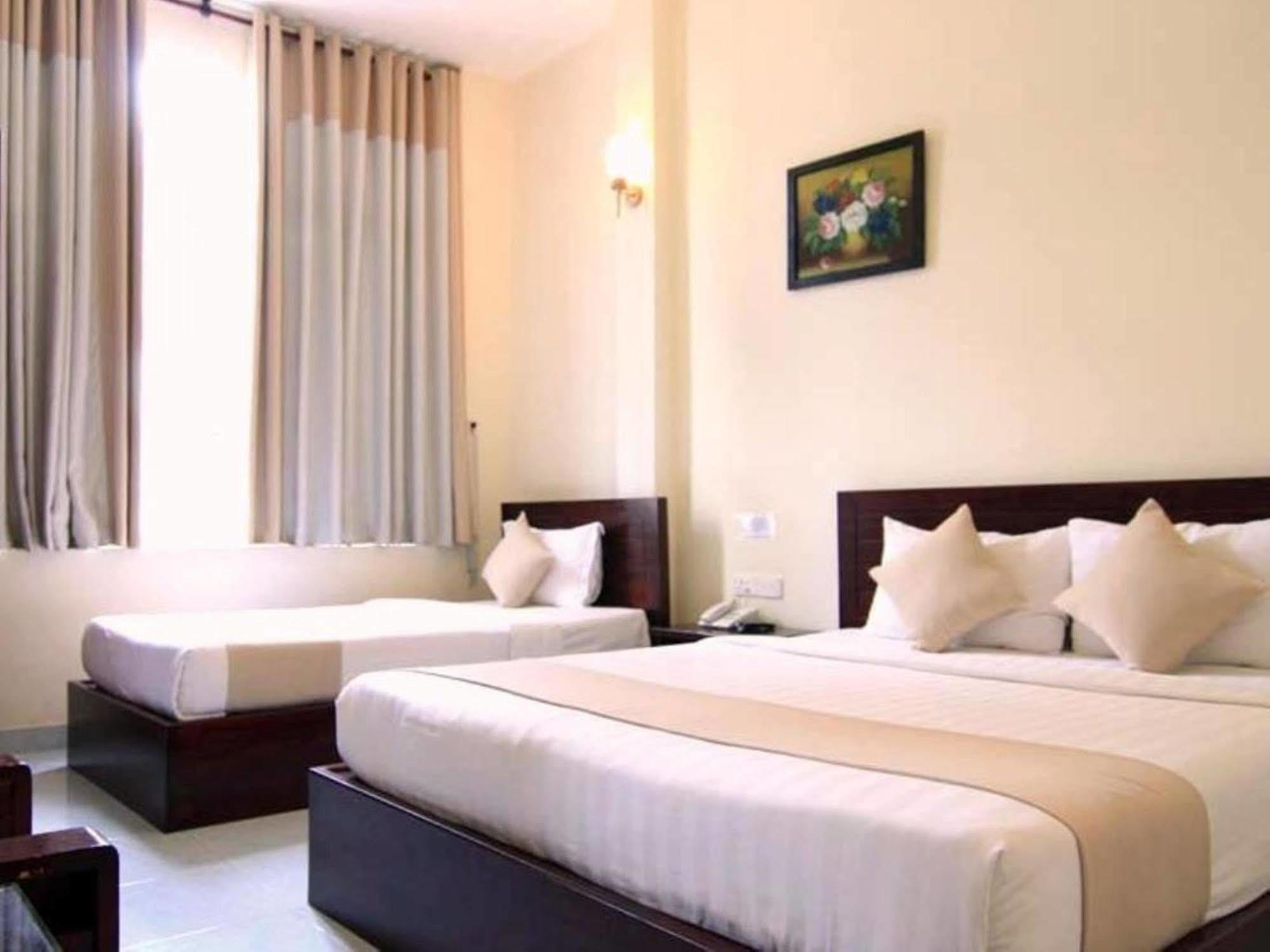 Oyo 438 Small Bay Hotel Хошимин Экстерьер фото