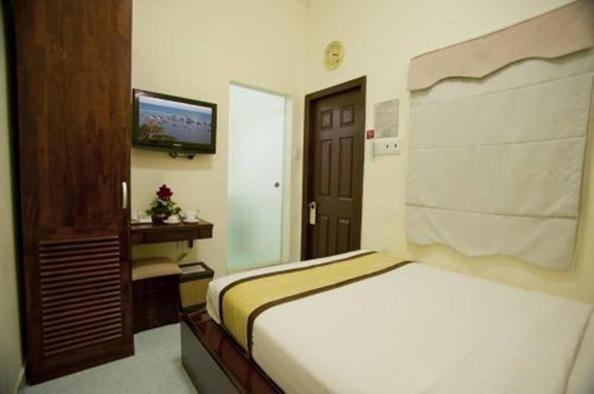 Oyo 438 Small Bay Hotel Хошимин Экстерьер фото