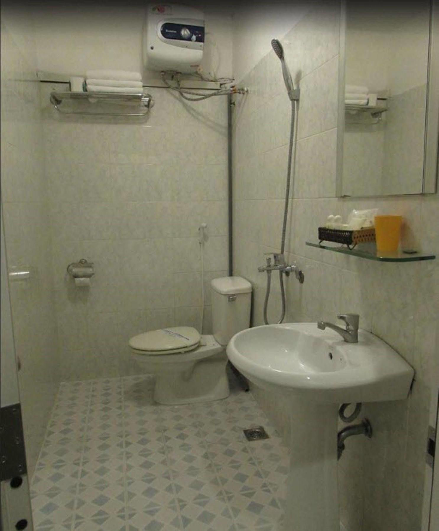 Oyo 438 Small Bay Hotel Хошимин Экстерьер фото