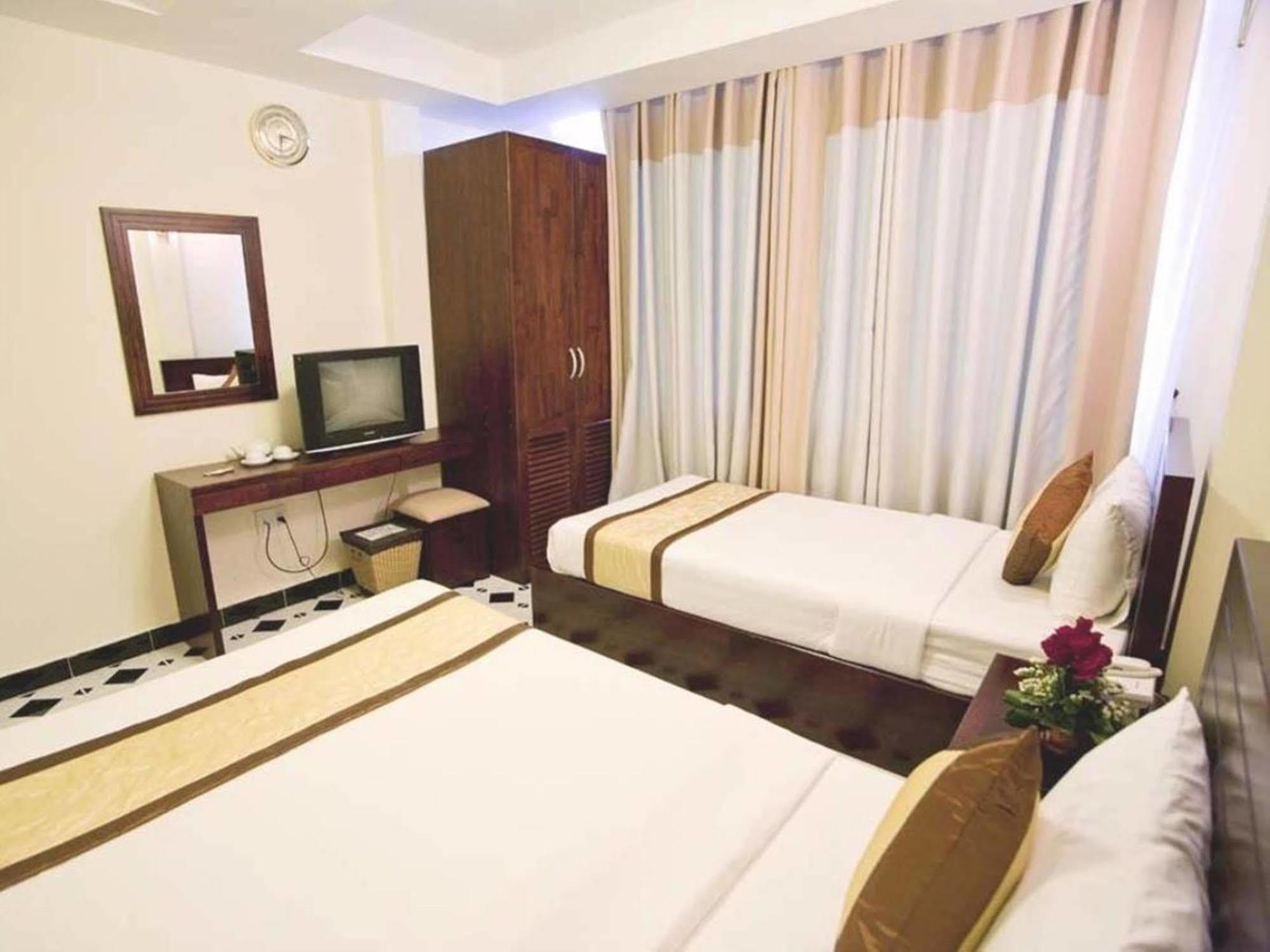 Oyo 438 Small Bay Hotel Хошимин Экстерьер фото