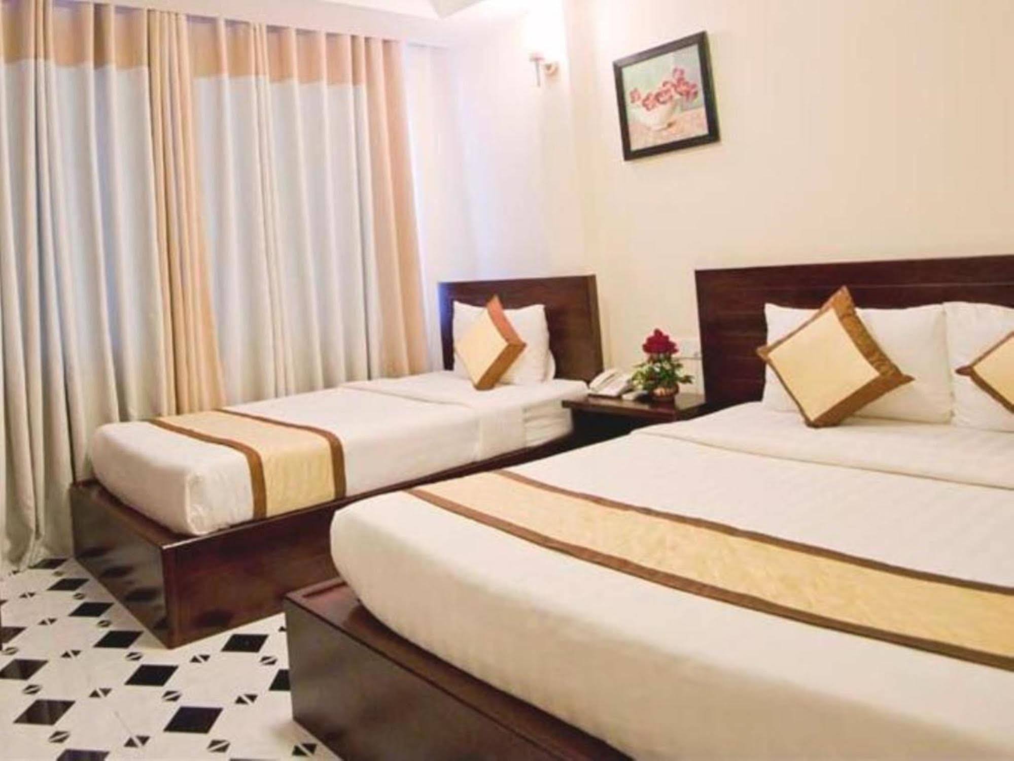 Oyo 438 Small Bay Hotel Хошимин Экстерьер фото