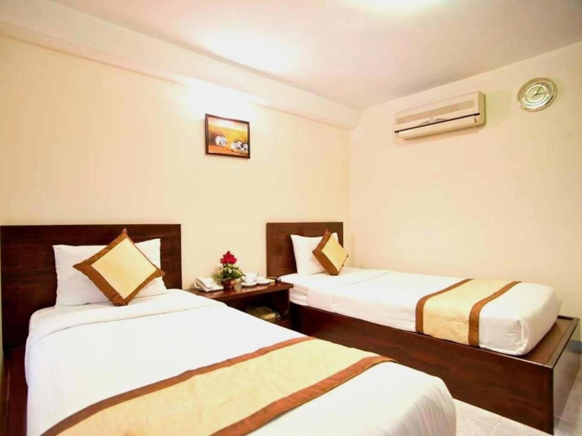 Oyo 438 Small Bay Hotel Хошимин Экстерьер фото