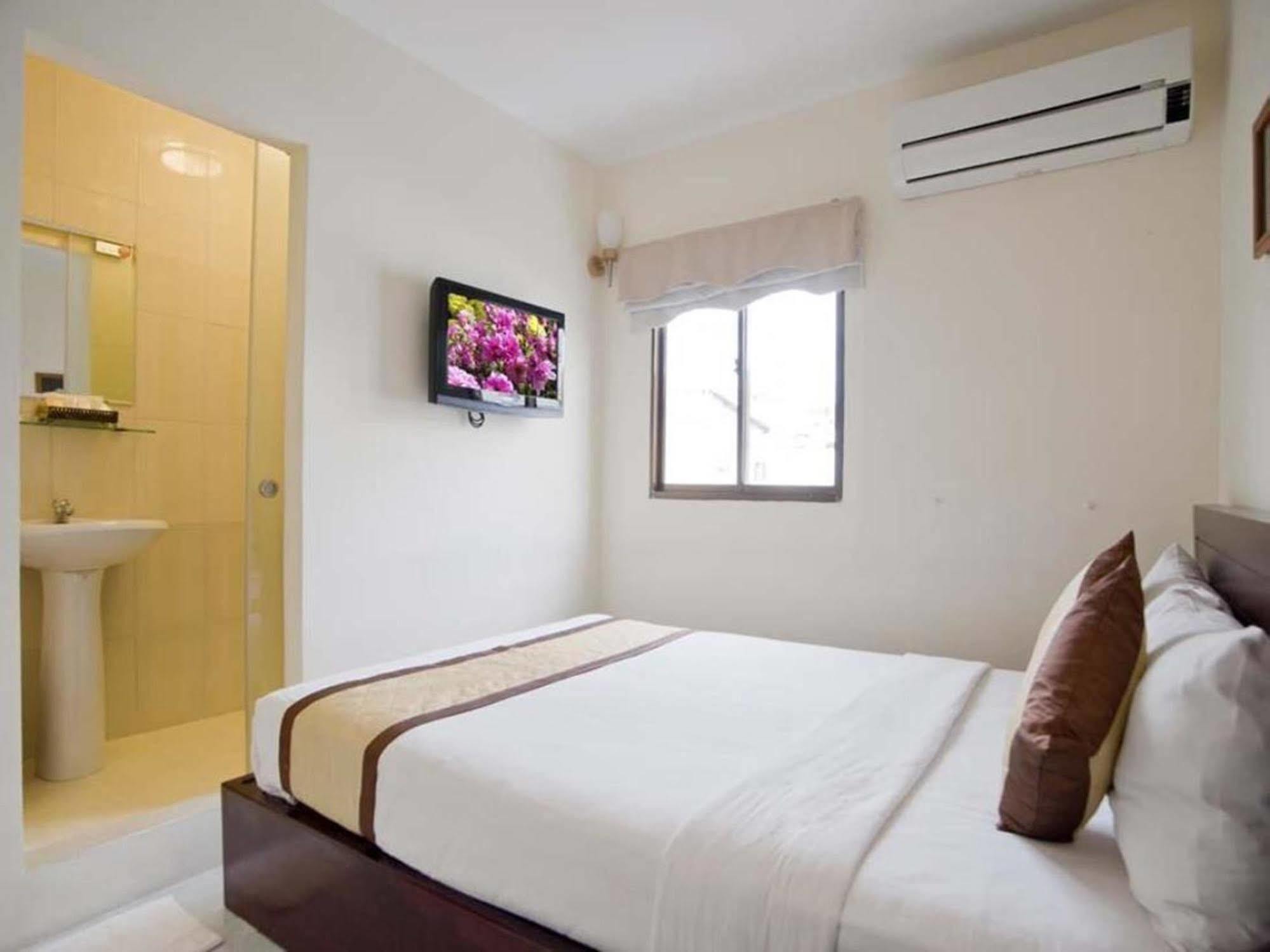 Oyo 438 Small Bay Hotel Хошимин Экстерьер фото