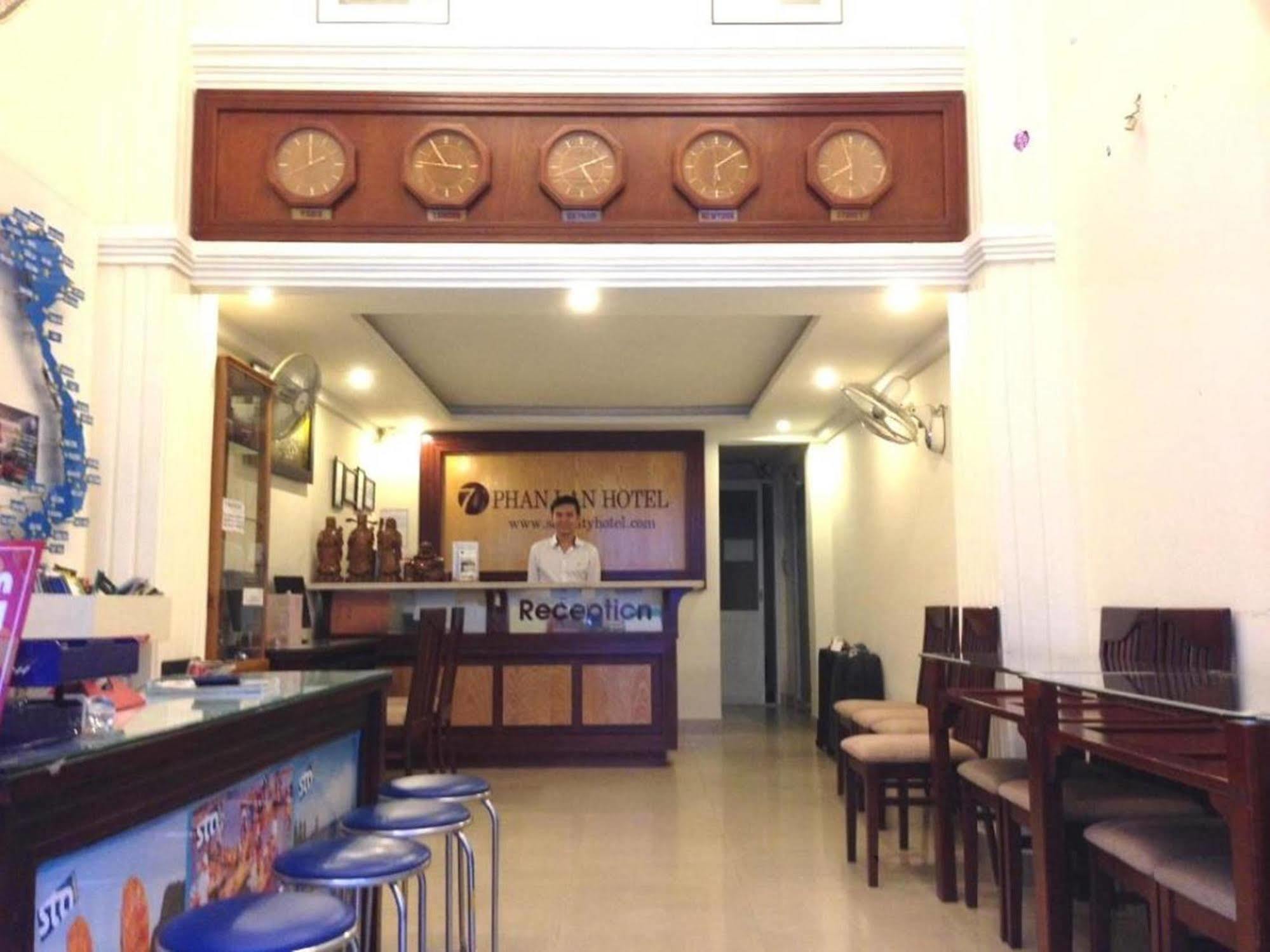 Oyo 438 Small Bay Hotel Хошимин Экстерьер фото