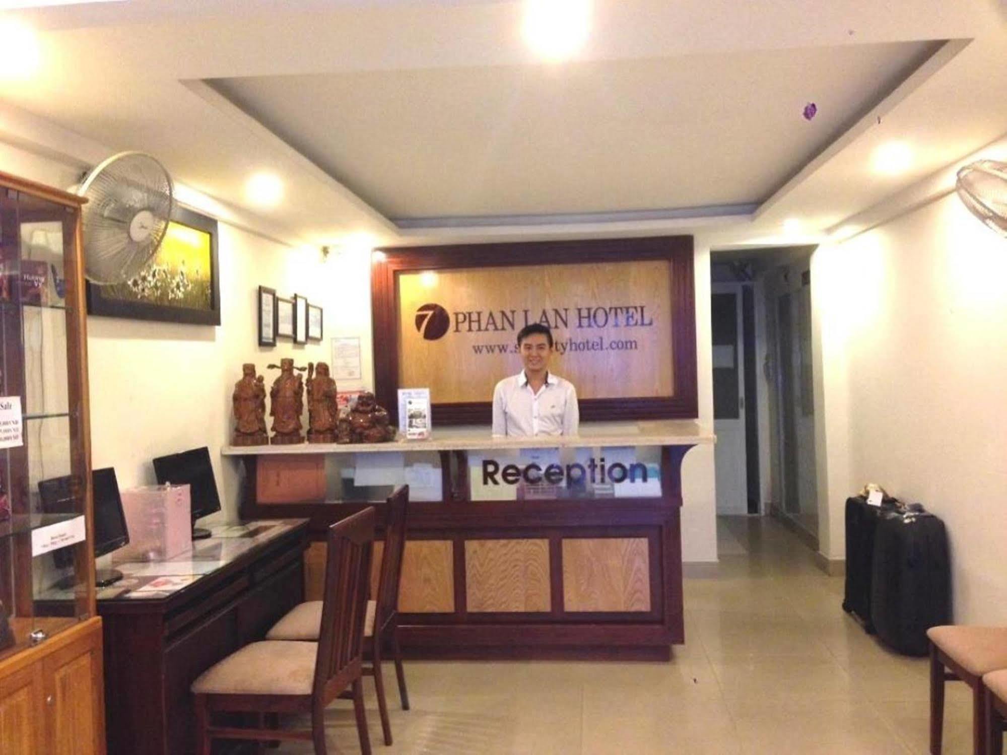 Oyo 438 Small Bay Hotel Хошимин Экстерьер фото