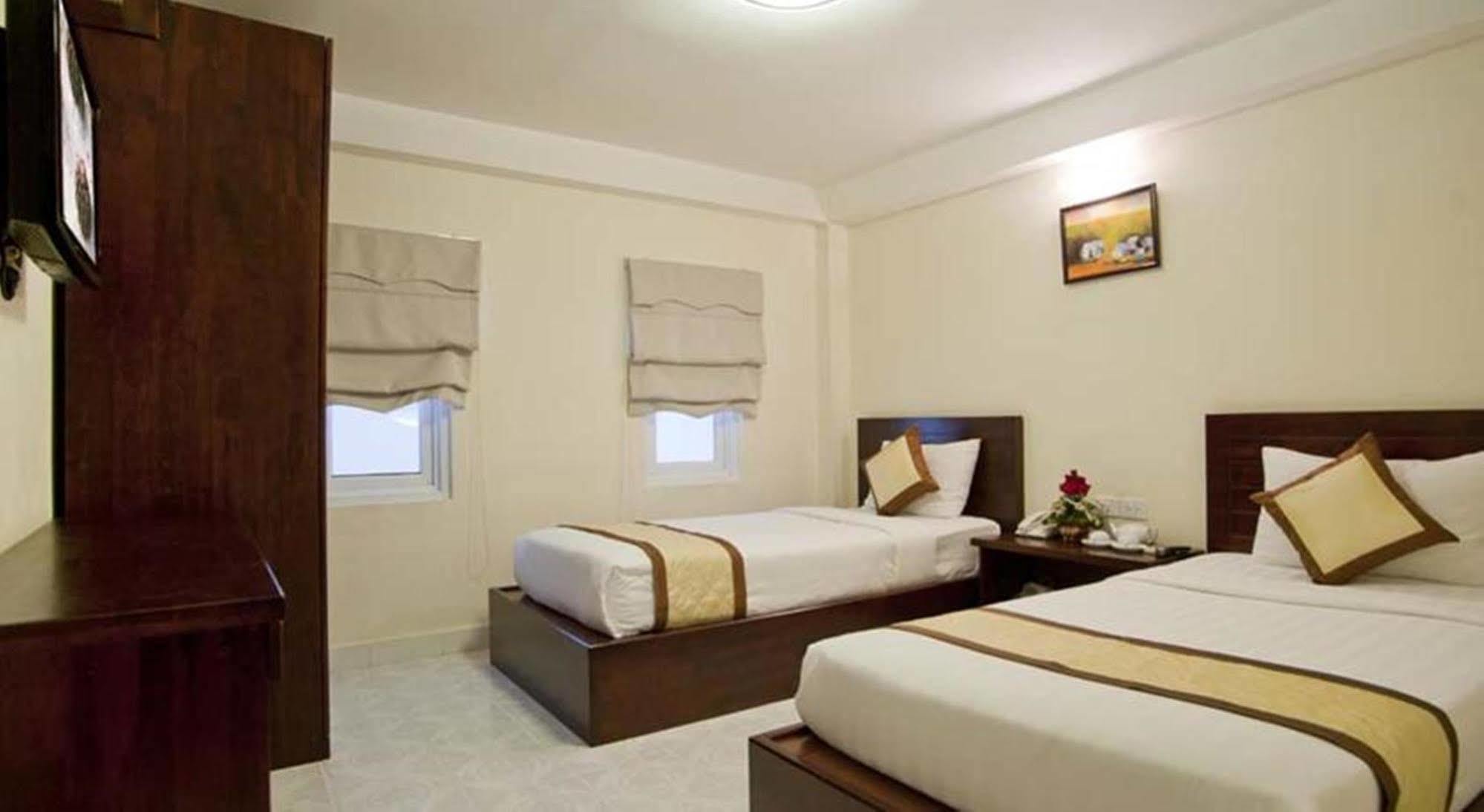 Oyo 438 Small Bay Hotel Хошимин Экстерьер фото
