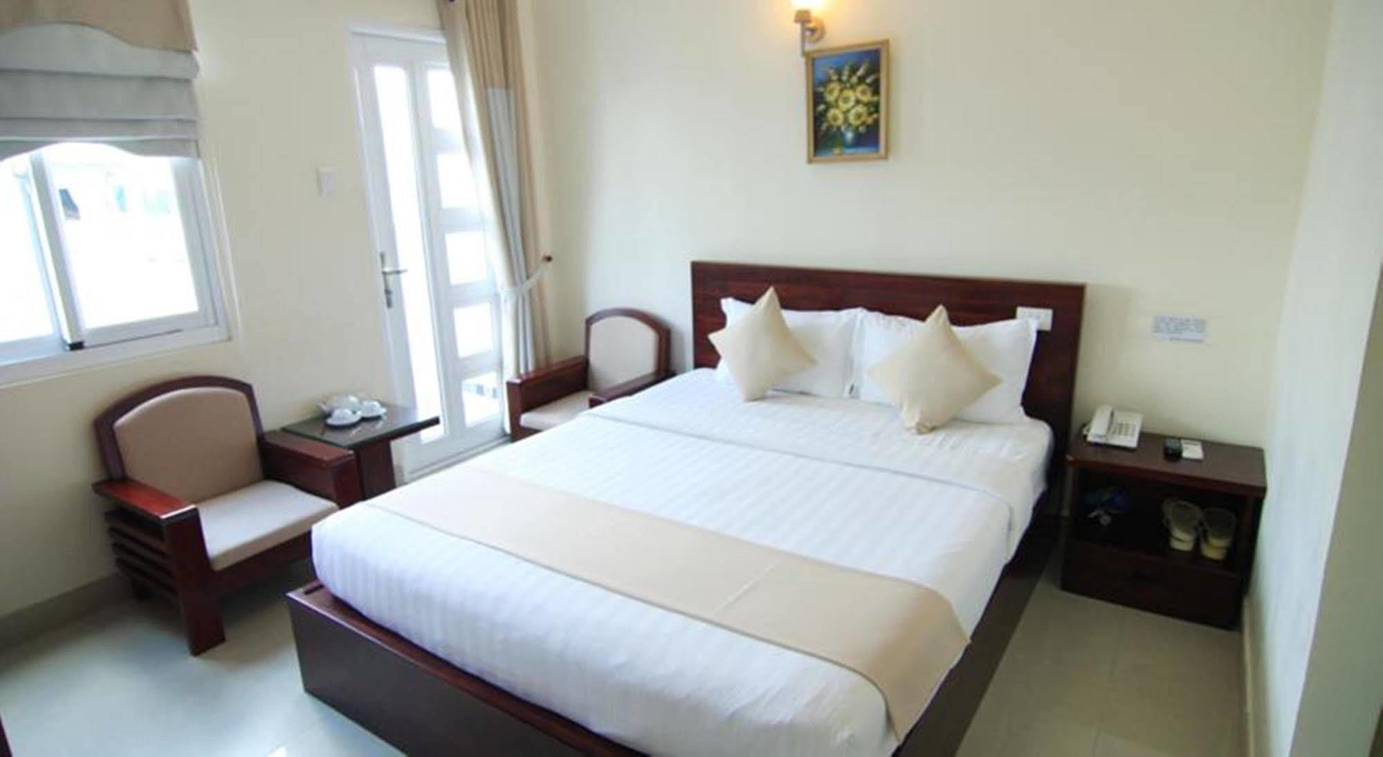 Oyo 438 Small Bay Hotel Хошимин Экстерьер фото