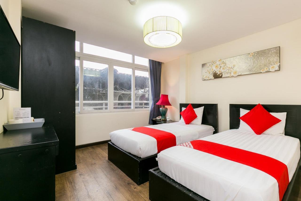 Oyo 438 Small Bay Hotel Хошимин Экстерьер фото